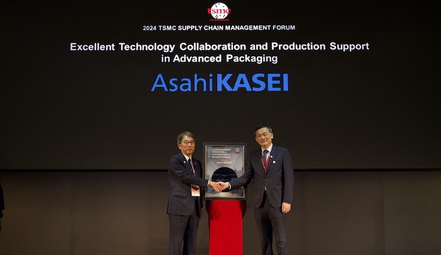 Asahi Kasei President Koshiro Kudo receives the award on behalf of Asahi Kasei.jpg